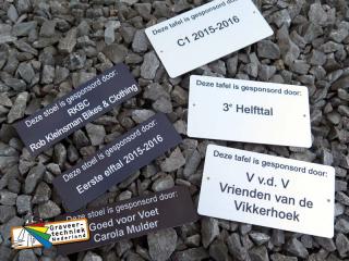 Losse aluminium of kunststof sponsorplaatjes.